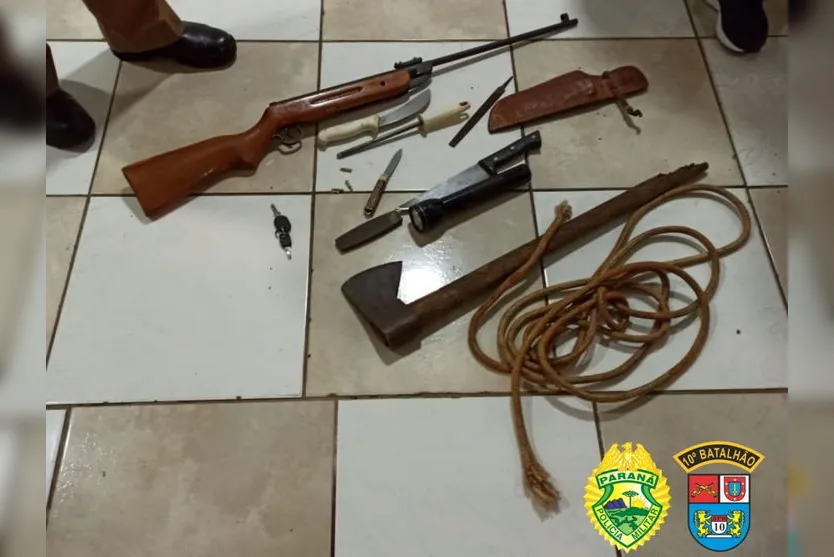 Homens são presos com Uno furtado, armas e ferramentas