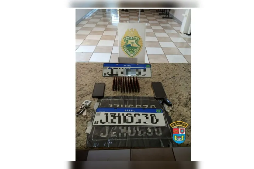 Homens são presos com munições de fuzil e placas de carro