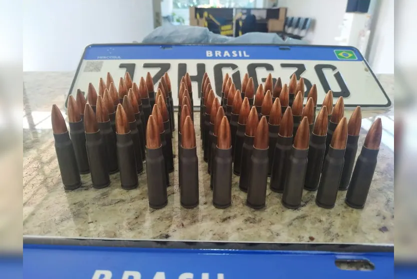 Homens são presos com munições de fuzil e placas de carro