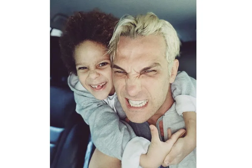 Igor Rickli rebate críticas por pintar unha do filho