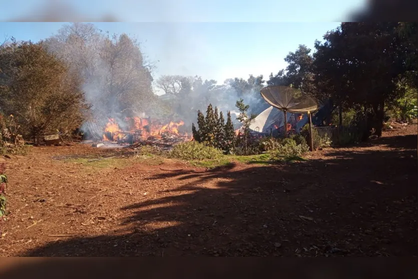 Incêndio é registrado em Novo Itacolomi e destrói casa