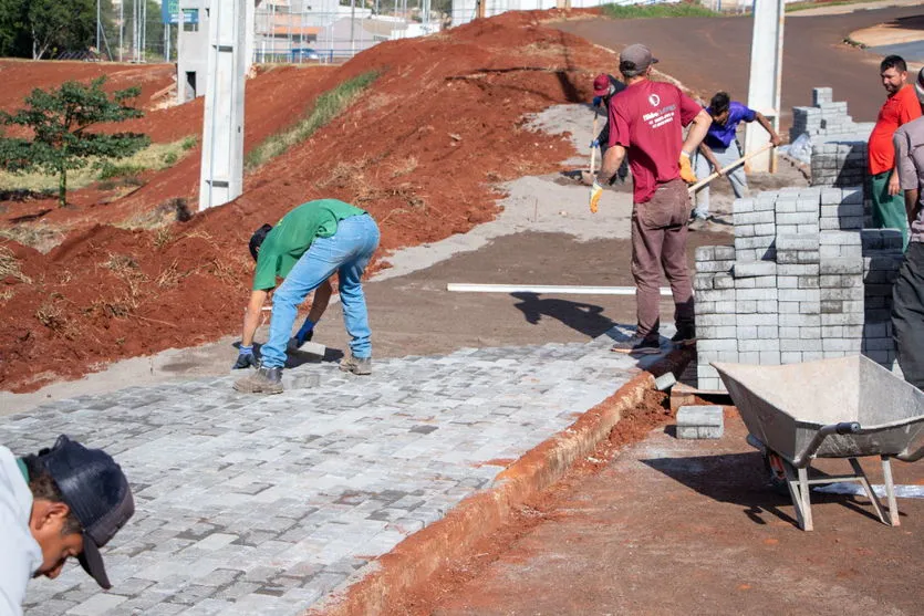 J. Alegre realiza calçamento no entorno do Lago Municipal