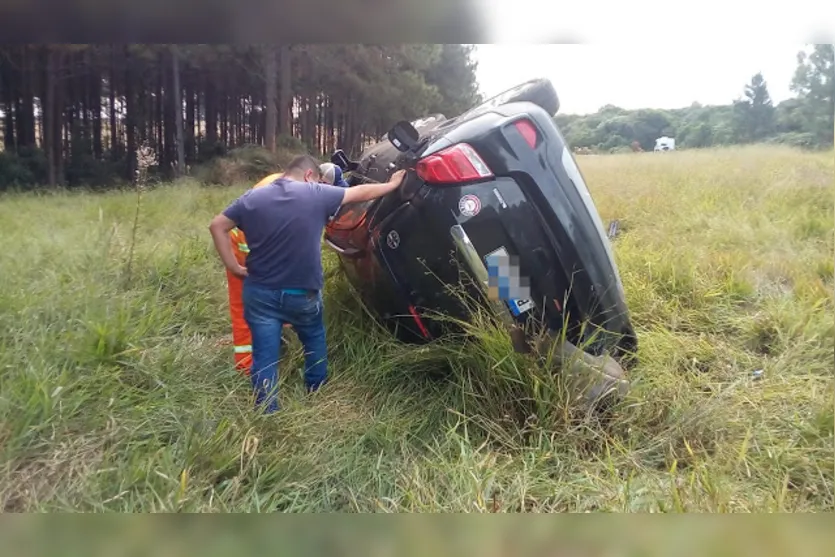 Jovem sofre capotamento e acaba preso na região; entenda