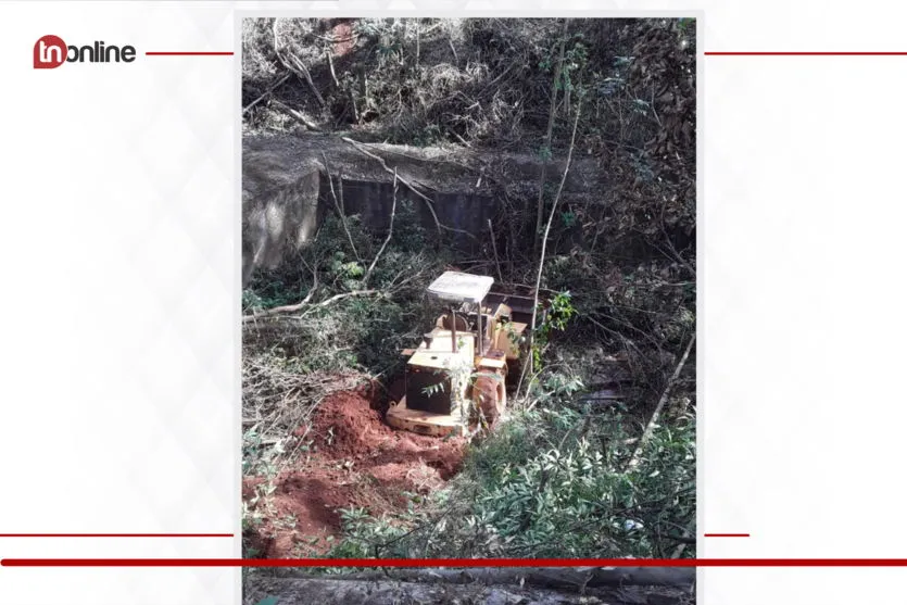 Máquina escavadeira cai de ribanceira em Arapongas