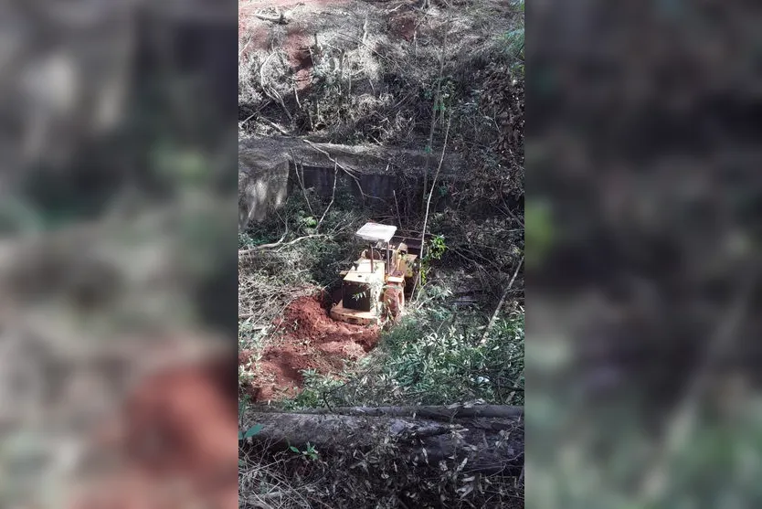 Máquina escavadeira cai de ribanceira em Arapongas