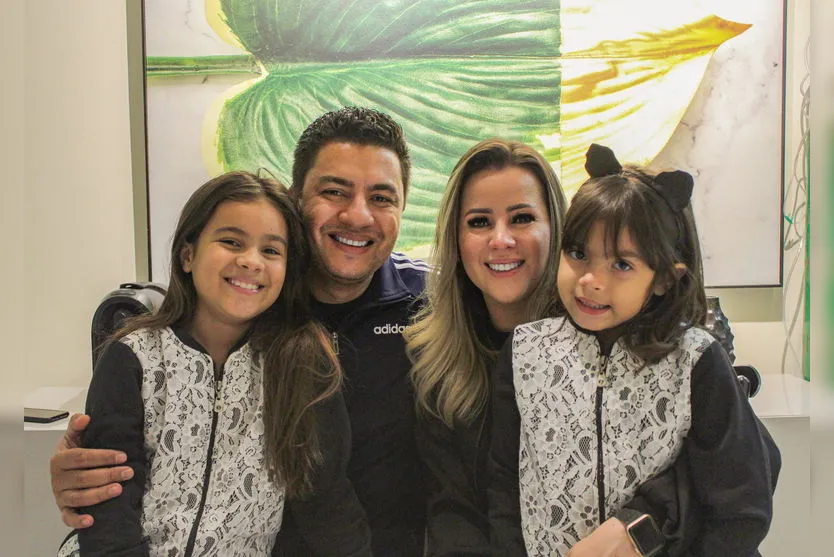  Marcos e Camila, com as filhas Valentina e Helena  