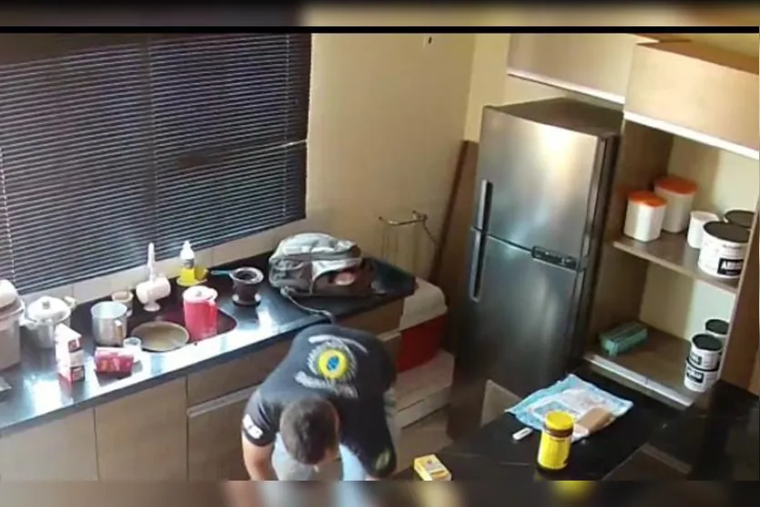 Moradora divulga vídeo de ladrão em ação na sua casa