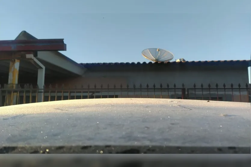 Moradores de Apucarana registram gelo nesta manhã; Veja