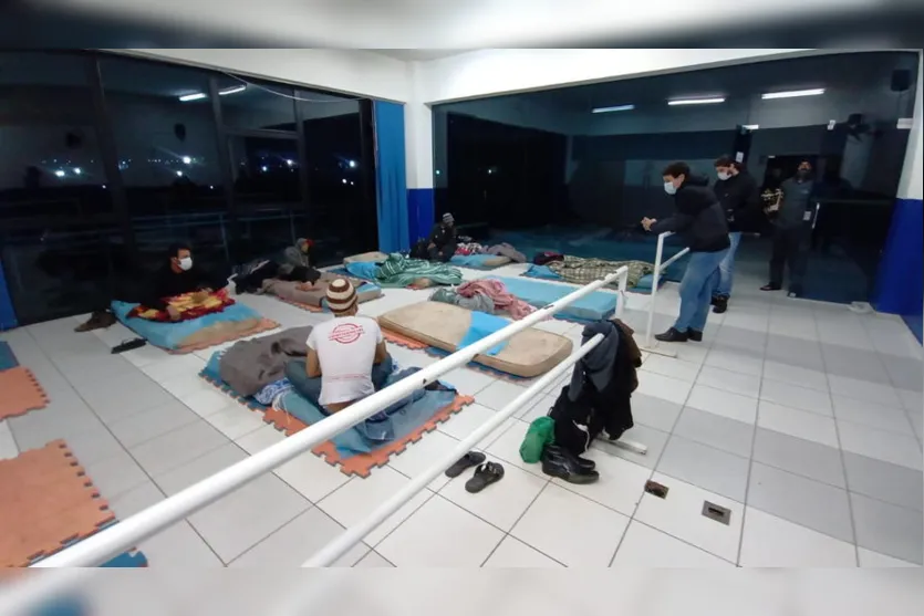 Moradores de rua de Apucarana dormem em abrigo