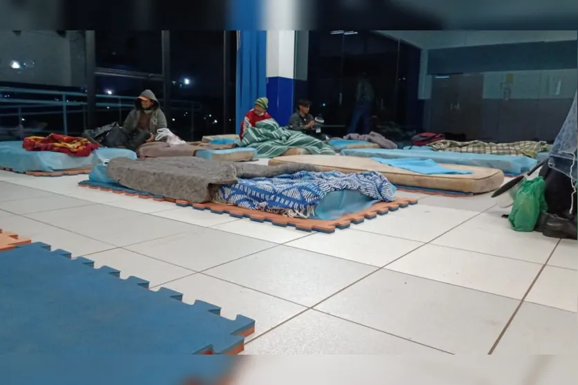 Moradores de rua de Apucarana dormem em abrigo