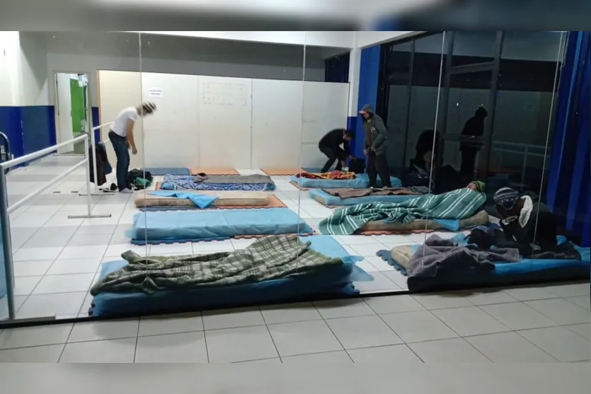 Moradores de rua de Apucarana dormem em abrigo