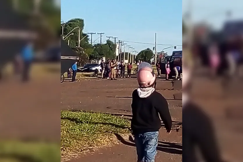 Moto atinge ciclista e bate em ponto de ônibus; veja