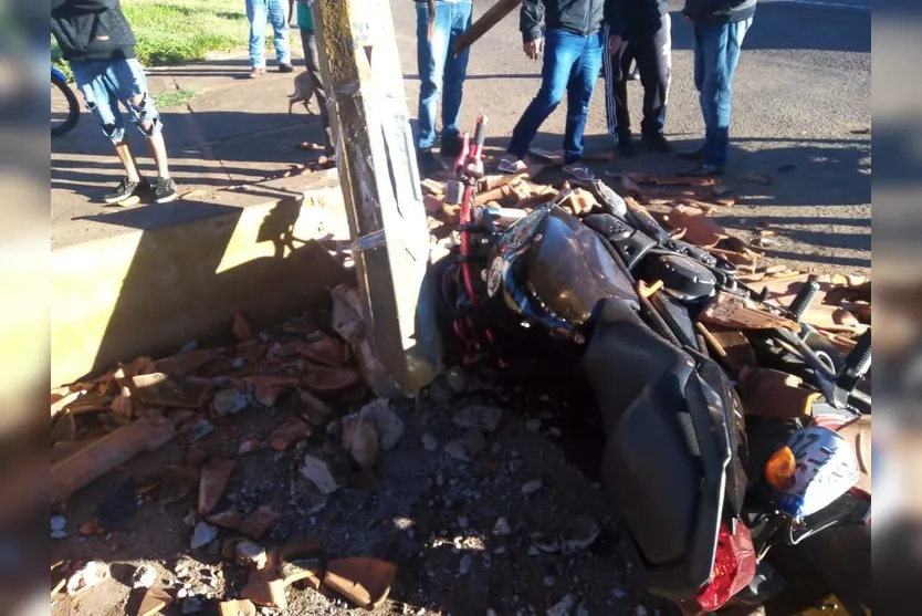 Moto atinge ciclista e bate em ponto de ônibus; veja