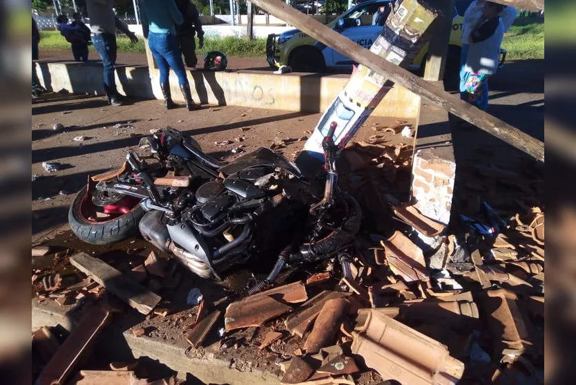 Moto atinge ciclista e bate em ponto de ônibus; veja