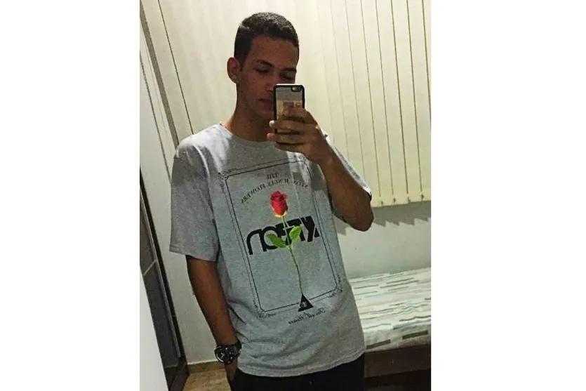 Motociclista de 20 anos morre após ser atingido por veículo