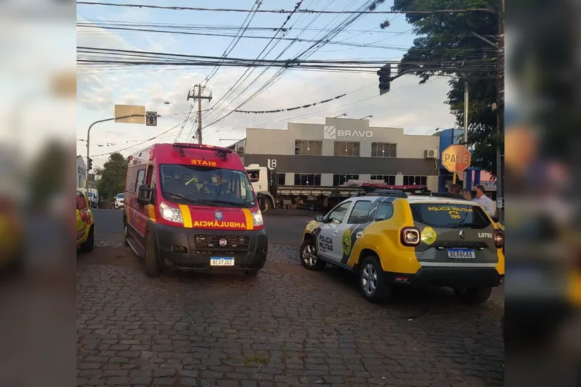 Motociclista fica ferido após acidente entre carro e moto