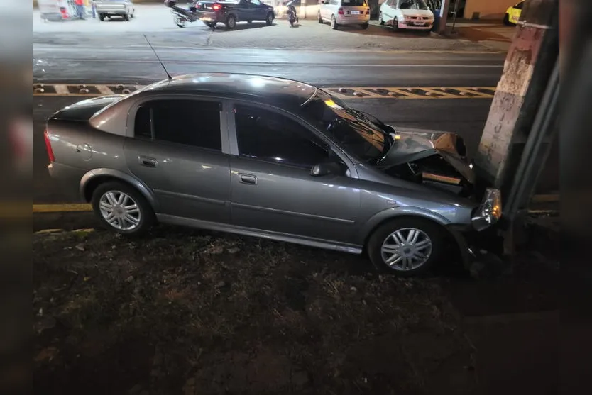 Motorista atinge poste em Apucarana; casal fica ferido