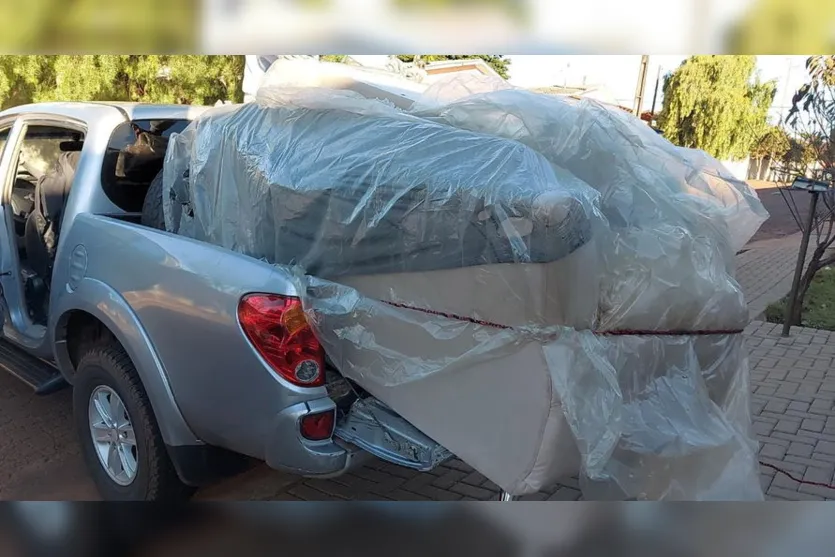 Mulher contrata frete e motorista some com sofá