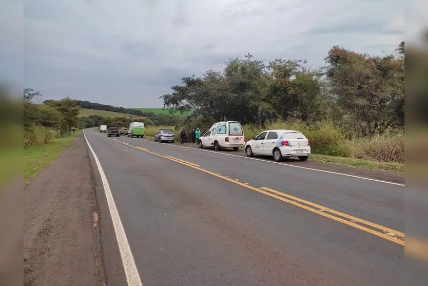 Mulher fica presa nas ferragens após capotar carro na PR-272