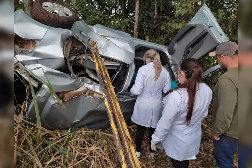 Mulher fica presa nas ferragens após capotar carro na PR-272