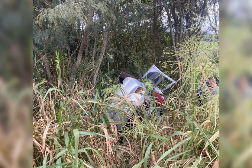 Mulher fica presa nas ferragens após capotar carro na PR-272