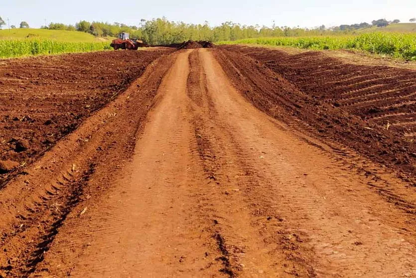 Obras de readequação avançam nas estradas  de Lunardelli