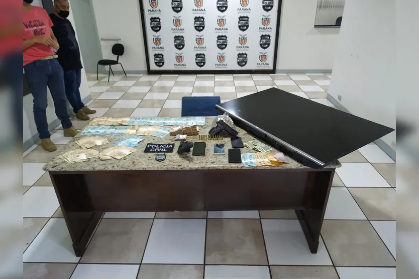 PC de Apucarana apreende R$ 25 mil, dólares e revólver