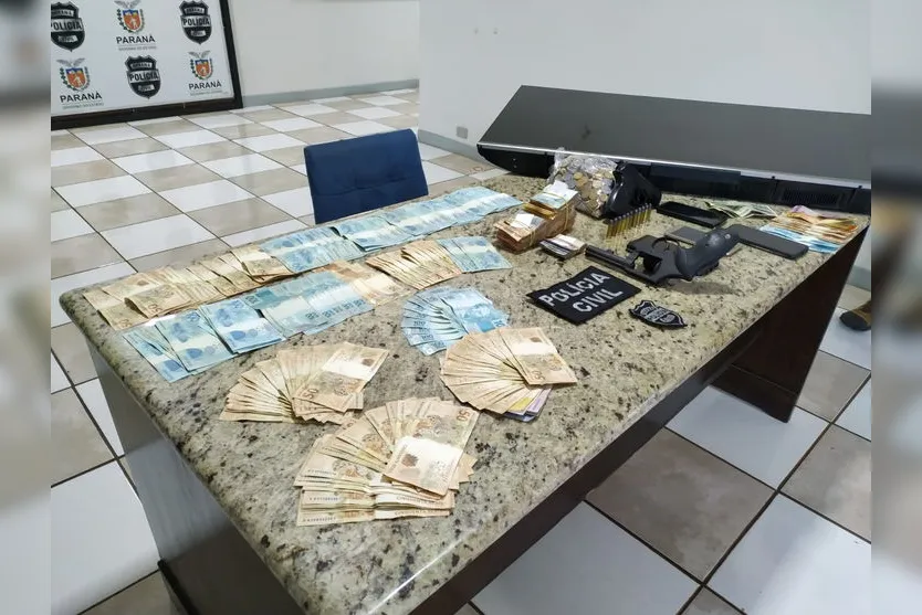 PC de Apucarana apreende R$ 25 mil, dólares e revólver