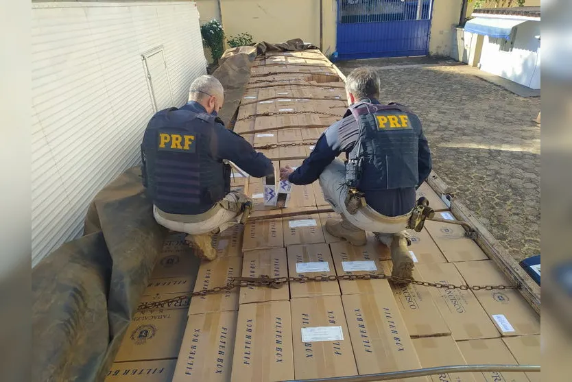 PRF apreende carreta com R$ 2 milhões em contrabando