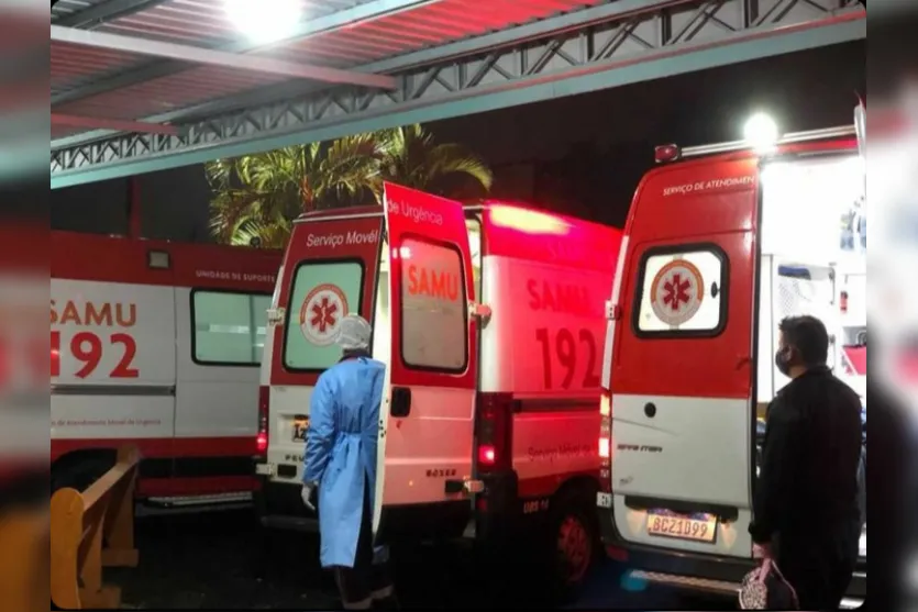 Pacientes com covid esperam por atendimento em ambulâncias