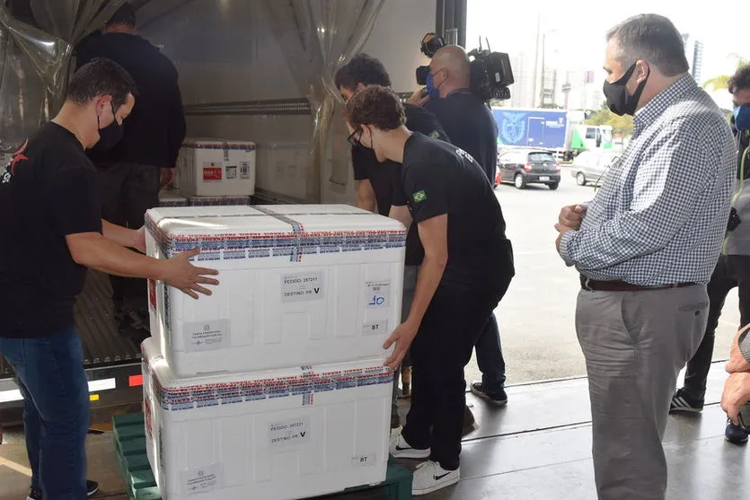 Paraná inicia distribuição de vacinas para novos grupos