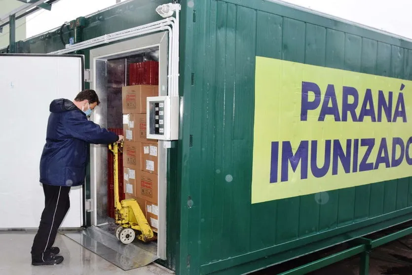 Paraná recebe 451,7 mil vacinas contra a covid-19