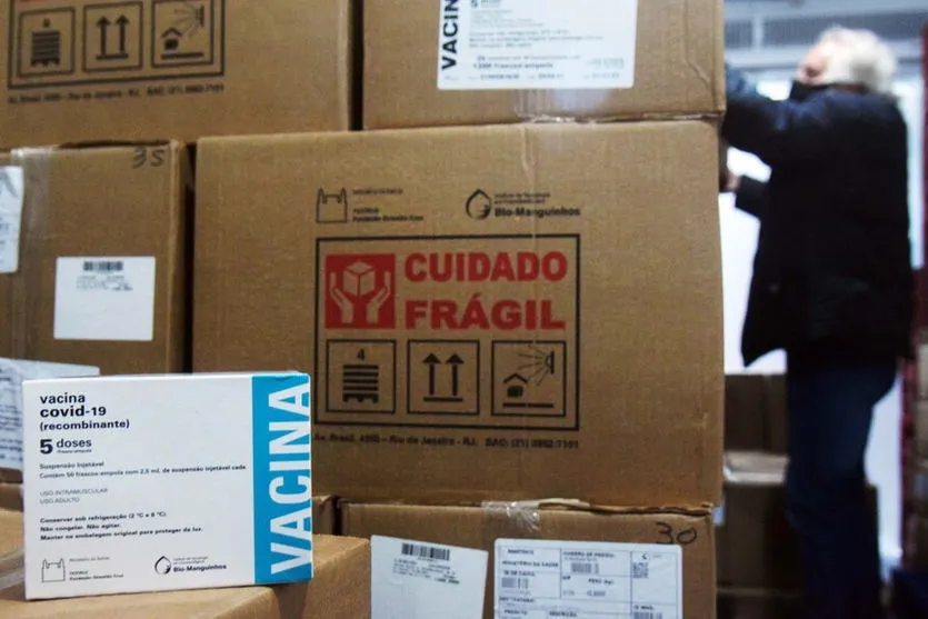 Paraná recebe 451,7 mil vacinas contra a covid-19