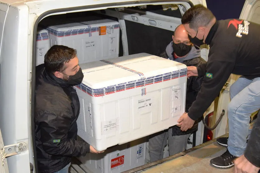 Paraná recebe 453,7 mil doses de vacinas contra a Covid-19