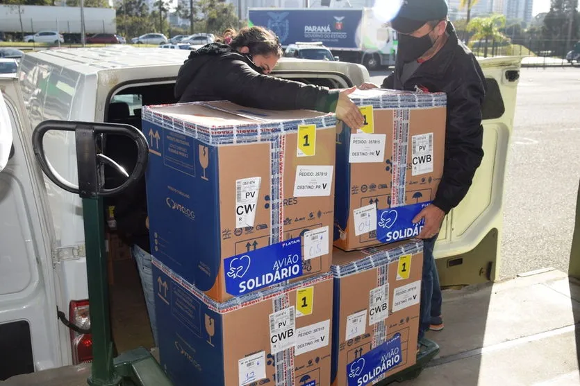 Paraná recebe 453,7 mil doses de vacinas contra a Covid-19