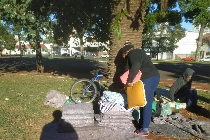 População em situação de rua recebe cobertores em Arapongas