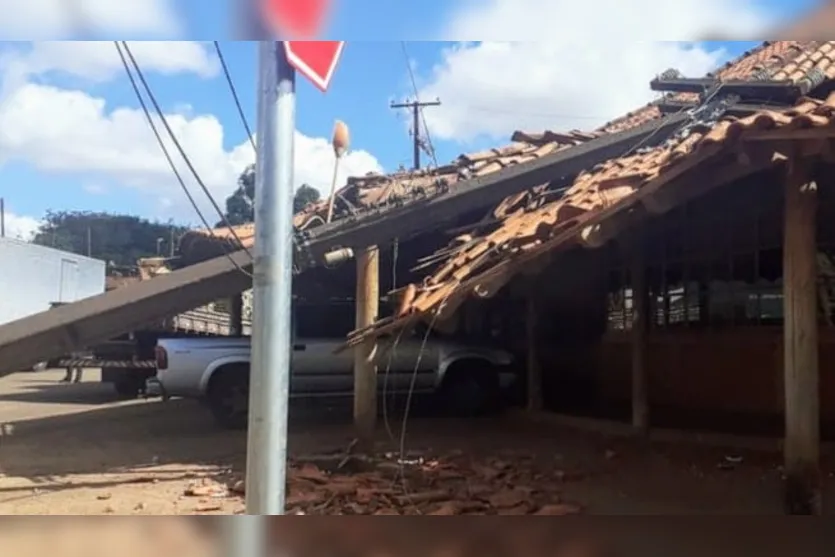 Poste cai em telhado de restaurante após acidente