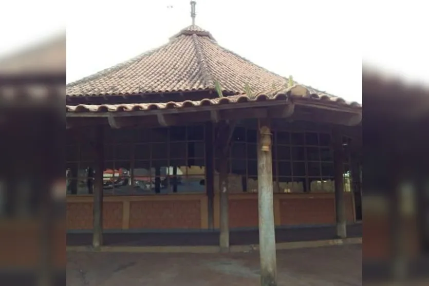 Poste cai em telhado de restaurante após acidente