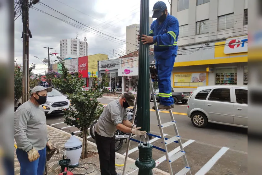 Postes potencializam iluminação na área central