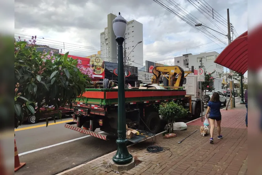 Postes potencializam iluminação na área central