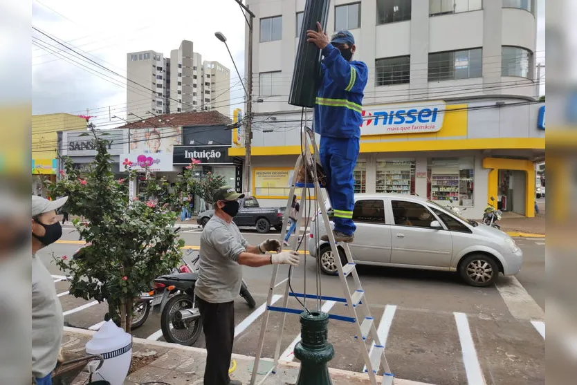 Postes potencializam iluminação na área central