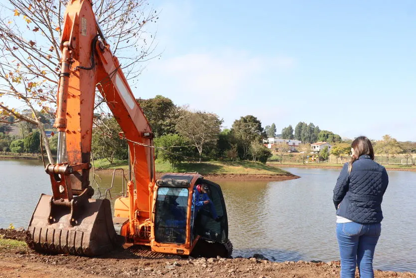 Prefeito Carlos Gil vistoria obras no Parque Ambiental