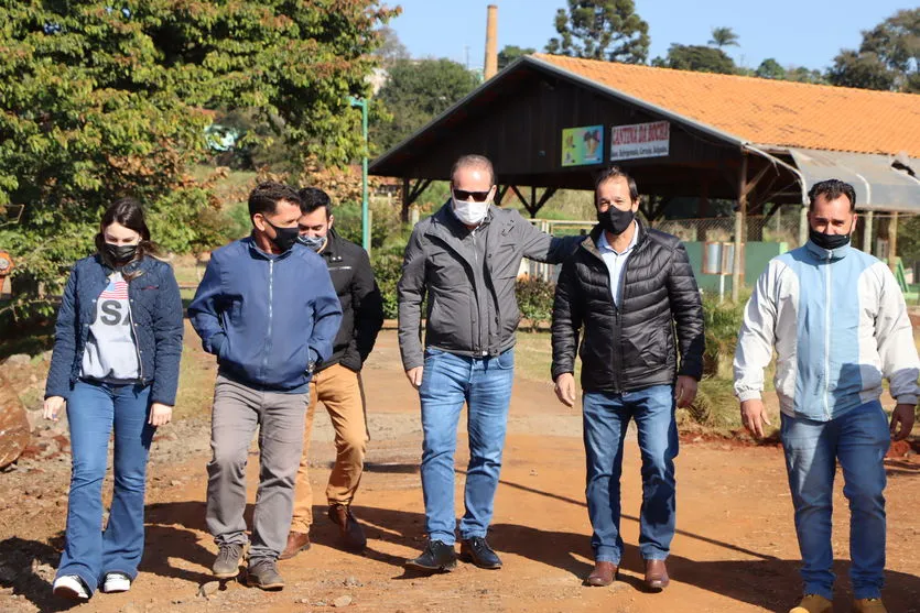 Prefeito Carlos Gil vistoria obras no Parque Ambiental