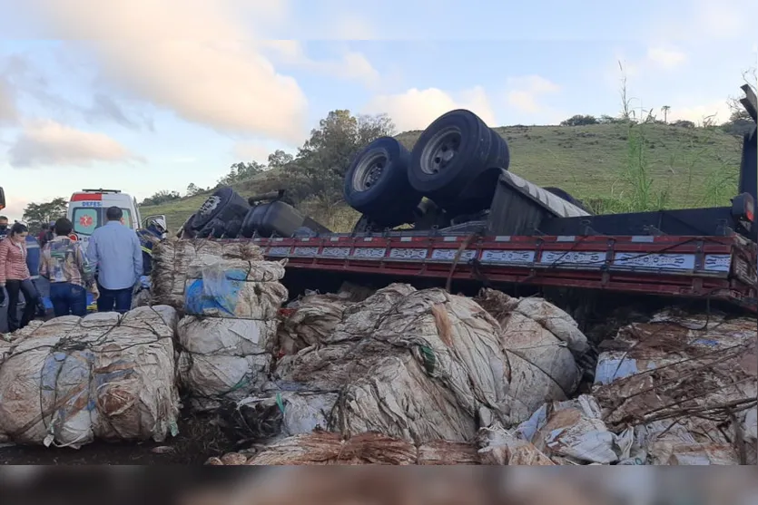 Tombamento de caminhão deixa um ferido na BR-369