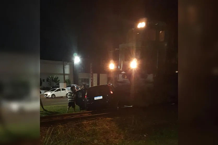 Trem arrasta carro pelos trilhos; motorista teria fugido