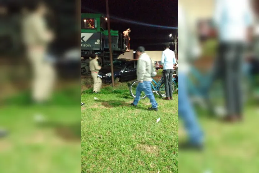Trem arrasta carro pelos trilhos; motorista teria fugido