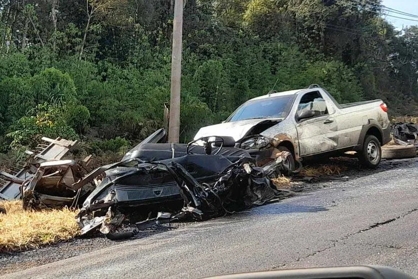 Tripla colisão na PR-466 deixa motorista ferido gravemente