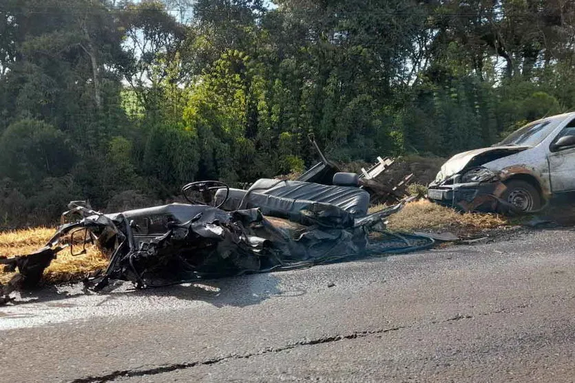 Tripla colisão na PR-466 deixa motorista ferido gravemente