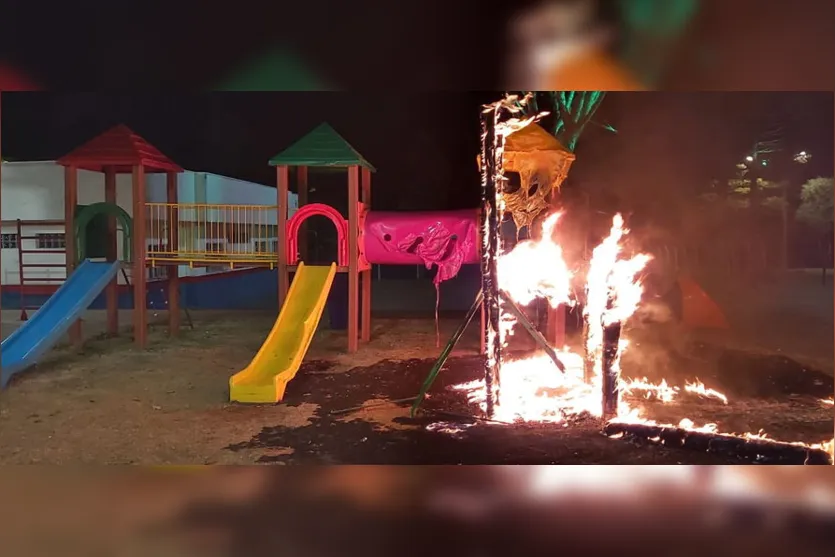 Vândalo ateia fogo em parquinho infantil no Paraná; vídeo