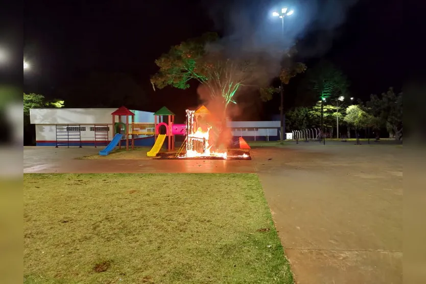 Vândalo ateia fogo em parquinho infantil no Paraná; vídeo